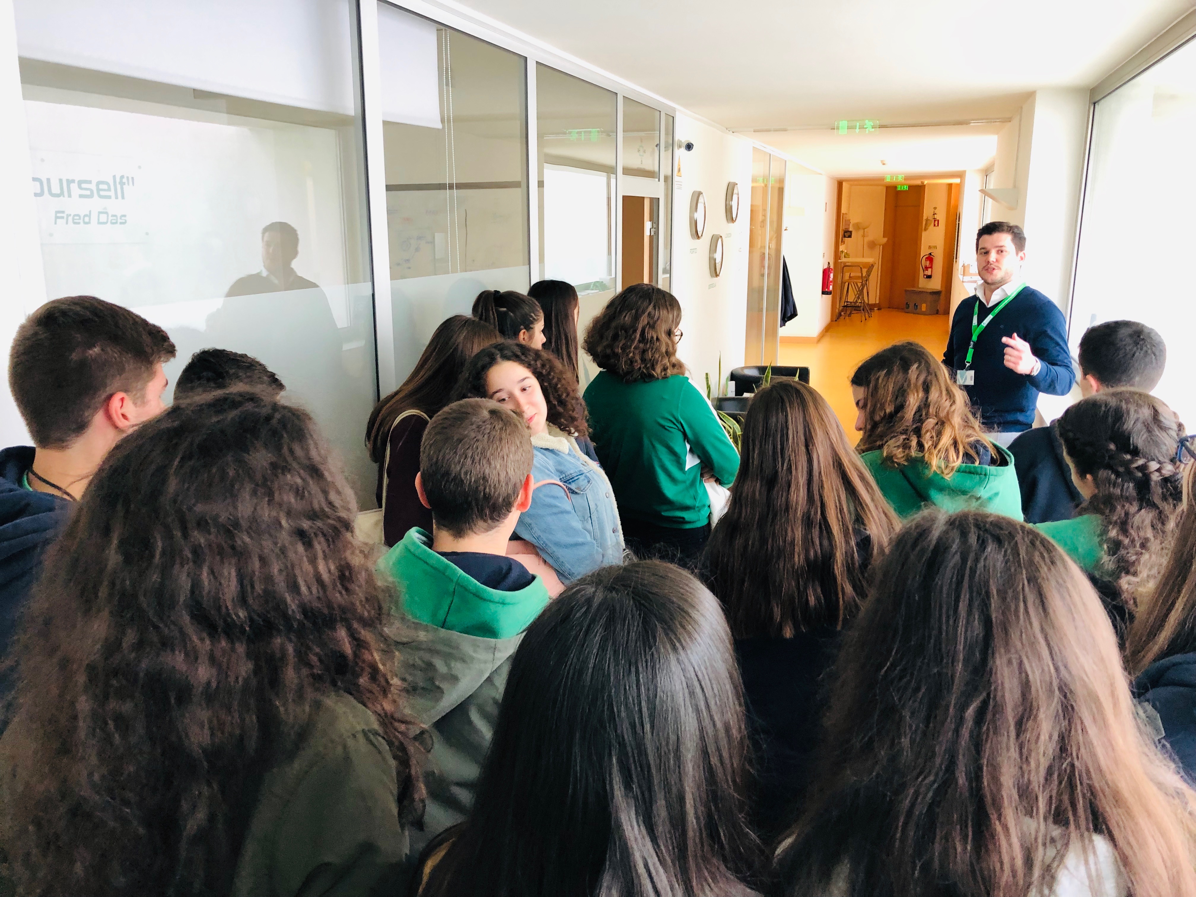 Jovens empreendedores em visita ao TECMAIA